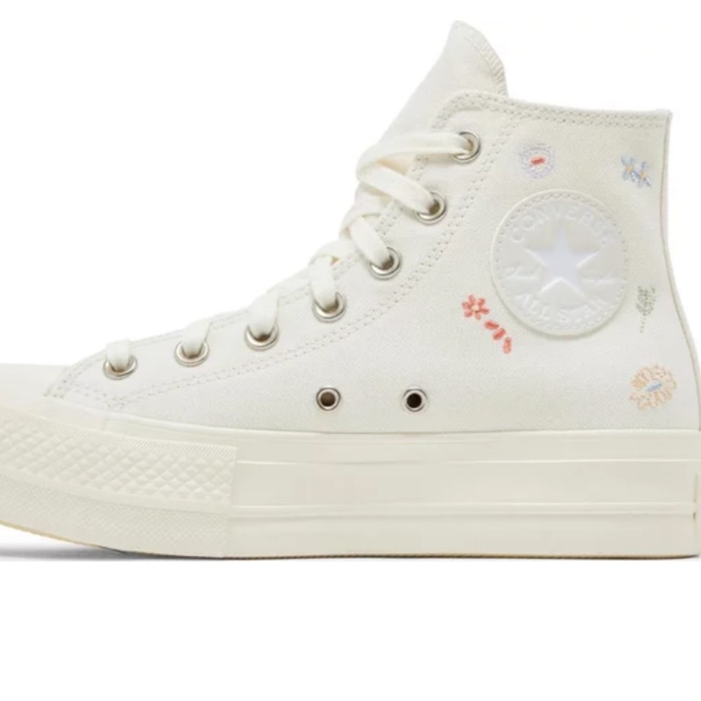 Chuck Taylor platform converse embroidered floral egret. Gently used women’s 8.5